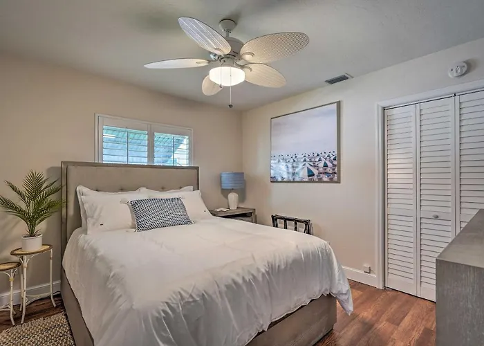 Naples Oasis With Screened Pool, Bike To Beach!
